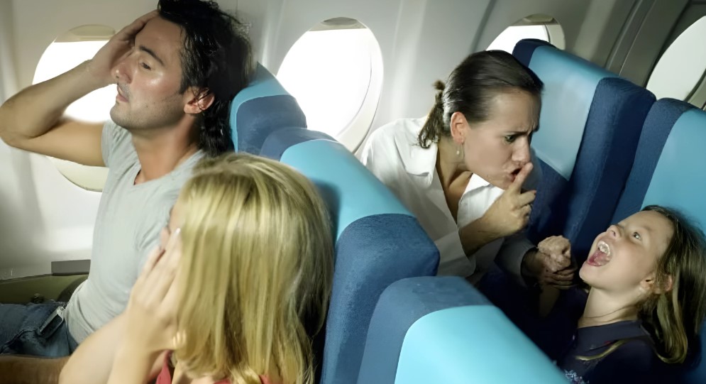 Dete vrišti u avionu, majka ga smiruje