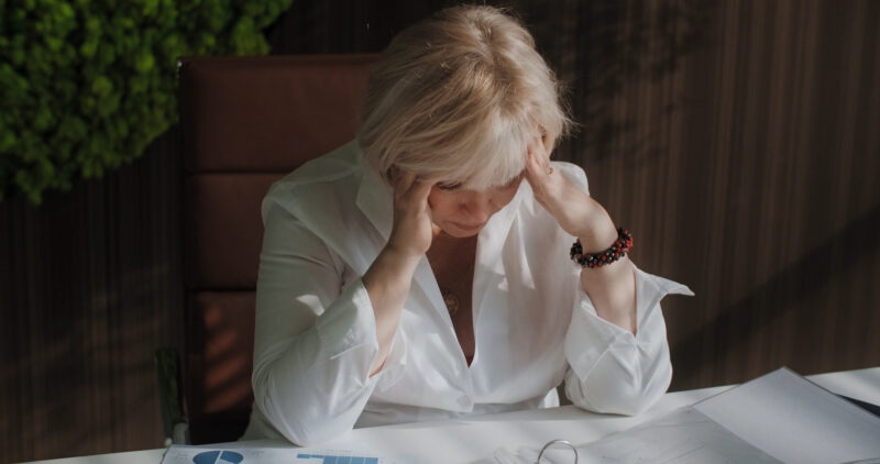 Žena sa glavoboljom