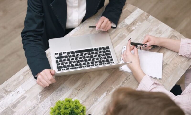 osobe u banci na razgovoru