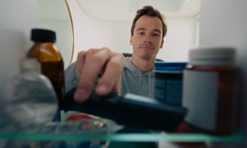 momak bira proizvode za negu lica naon brijanja iuzima mašinicu za brijanje