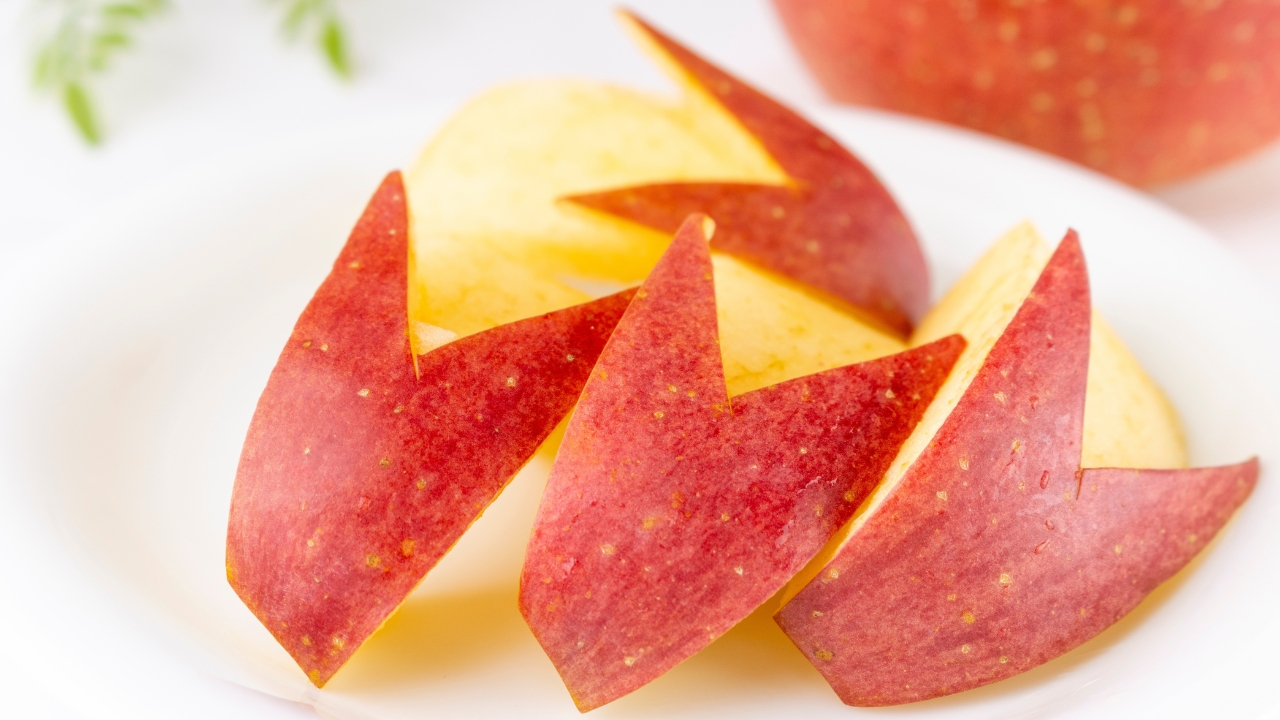 Narezana jabuka sa korom na belom tanjiru