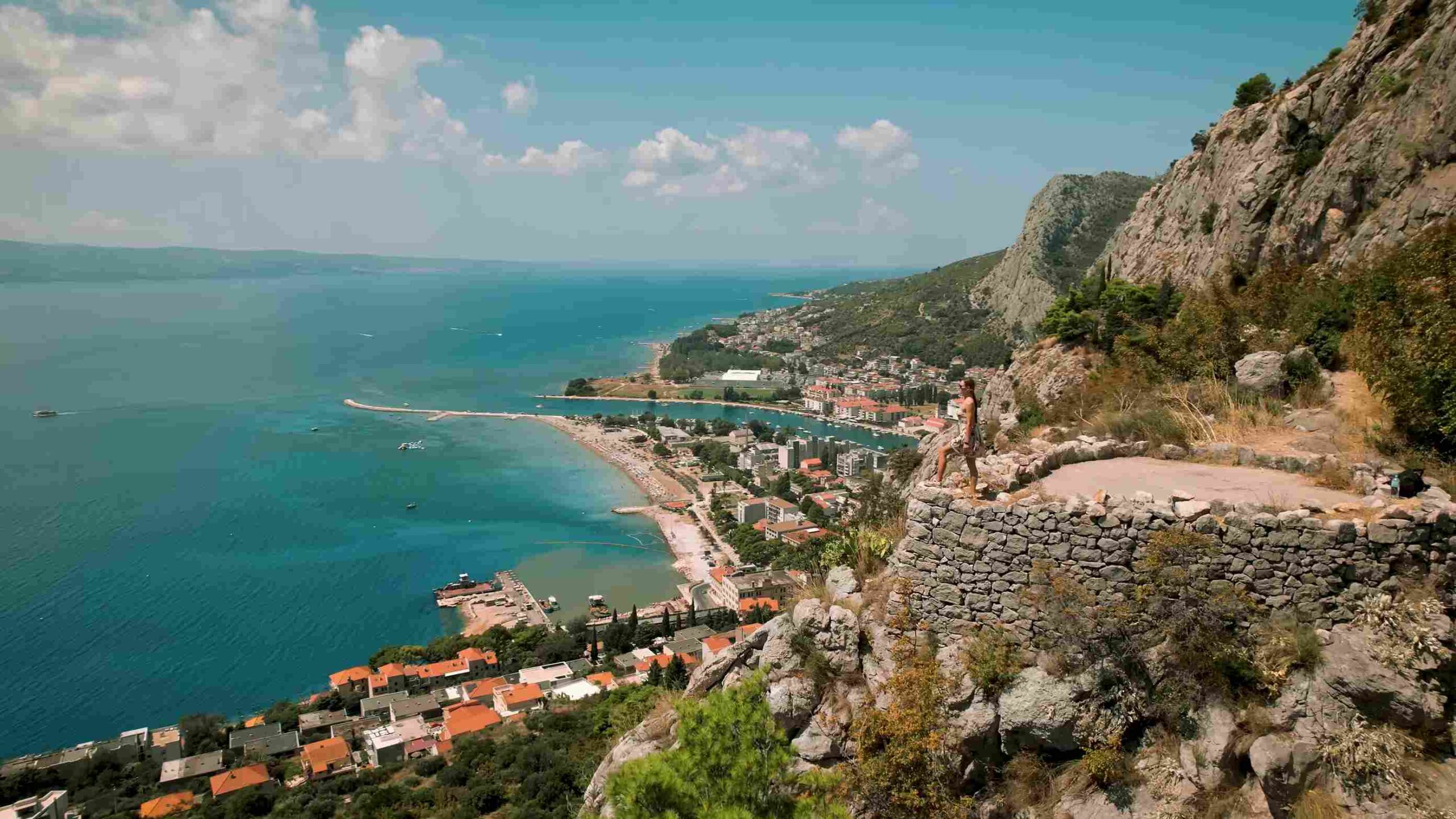 Planinska staza iznad dalmatinske obale sa pogledom na more i naselje