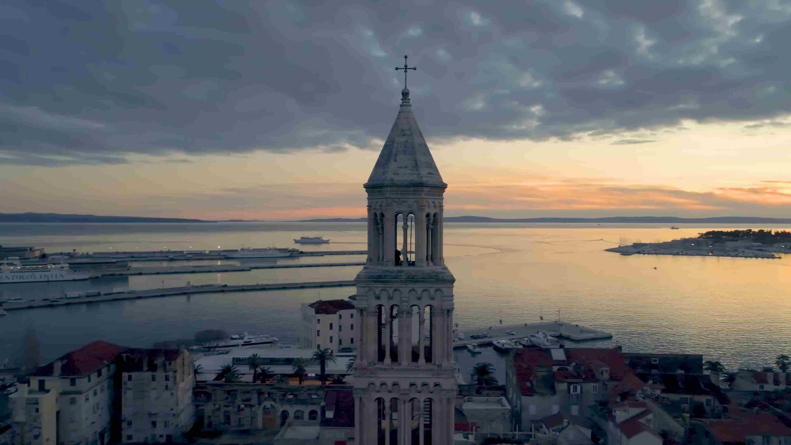 Zvonik katedrale Svetog Duje sa pogledom na splitsku luku