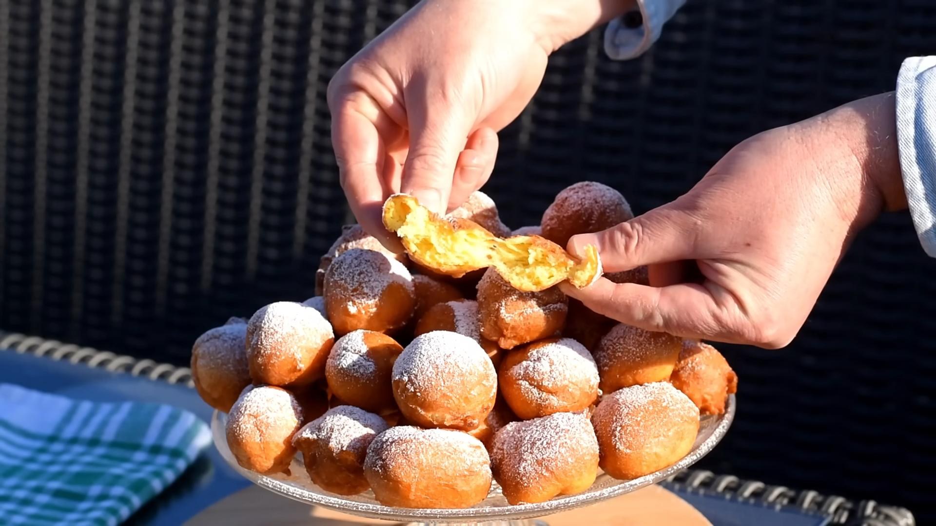 Tanjir domaćih fritula posutih šećerom u prahu